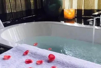 深圳盐田区水疗池中的失重冥想：当身体学会漂浮